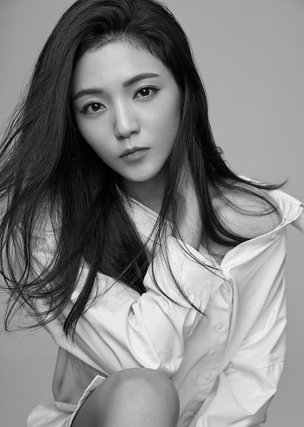 纯白色长款衬衫搭配尹航时而调皮可爱满满的灵动感扑面而来