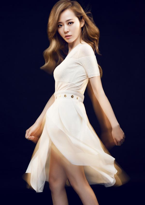 张靓颖真的是越长越美穿波点不对称连衣裙性感少女腿嫩回18岁