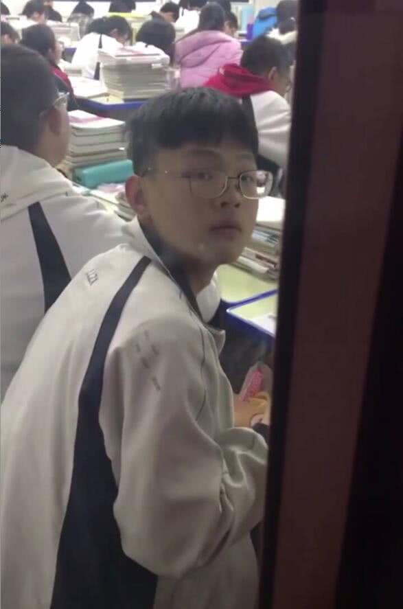 小哥哥上课偷吃受老师死亡凝视下秒反应笑喷内容太真实