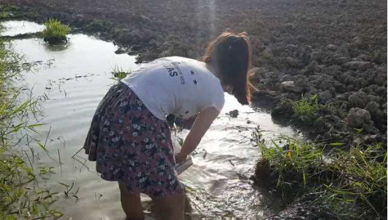 下河捕鱼的老挝女人,当她转身时,我觉得我恋爱了