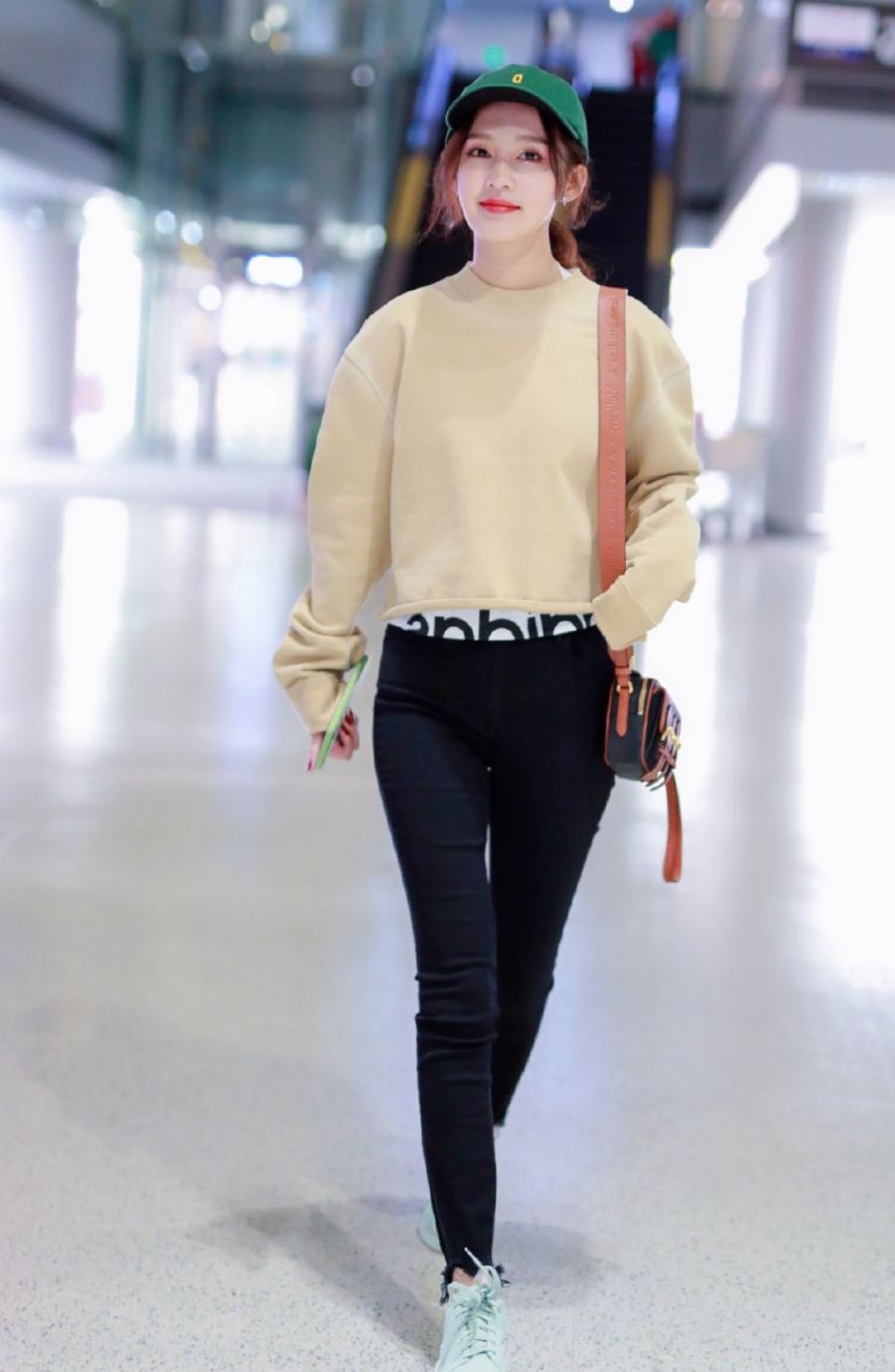 李沁最近出现在机场的时候就穿了,这是一条黑色的紧身裤,乍一看没什么