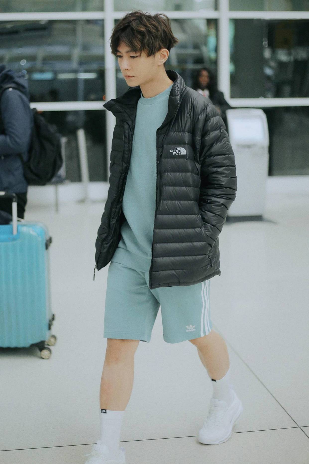 34岁炎亚纶穿条短裤现身机场,肌肉结实不怕冷,这可不是第一次啦