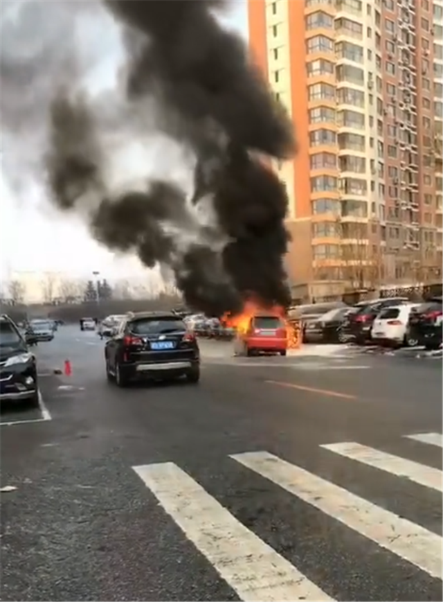 又有车子发生自燃，这次是4万奇瑞QQ，全车烧报废，现场无人救援