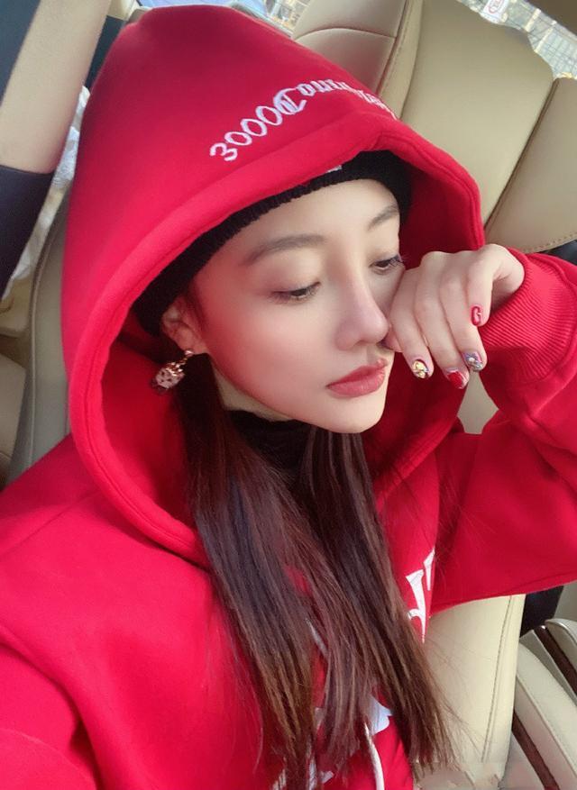 7岁甜馨演出近照,俩酒窝尖下巴五官精致,站台上落落大方超自信