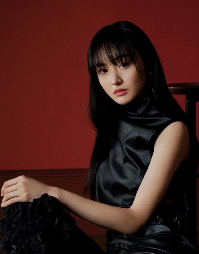 都展现出了淑女又不失个性的一面,黑色的神秘与深沉,在魅力的郑爽身上