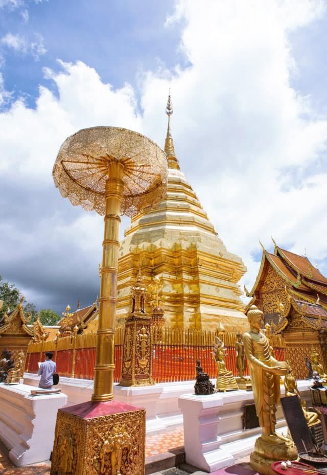 去泰国清迈必打卡的2个景点塔佩门喂鸽子双龙寺俯瞰清迈全景