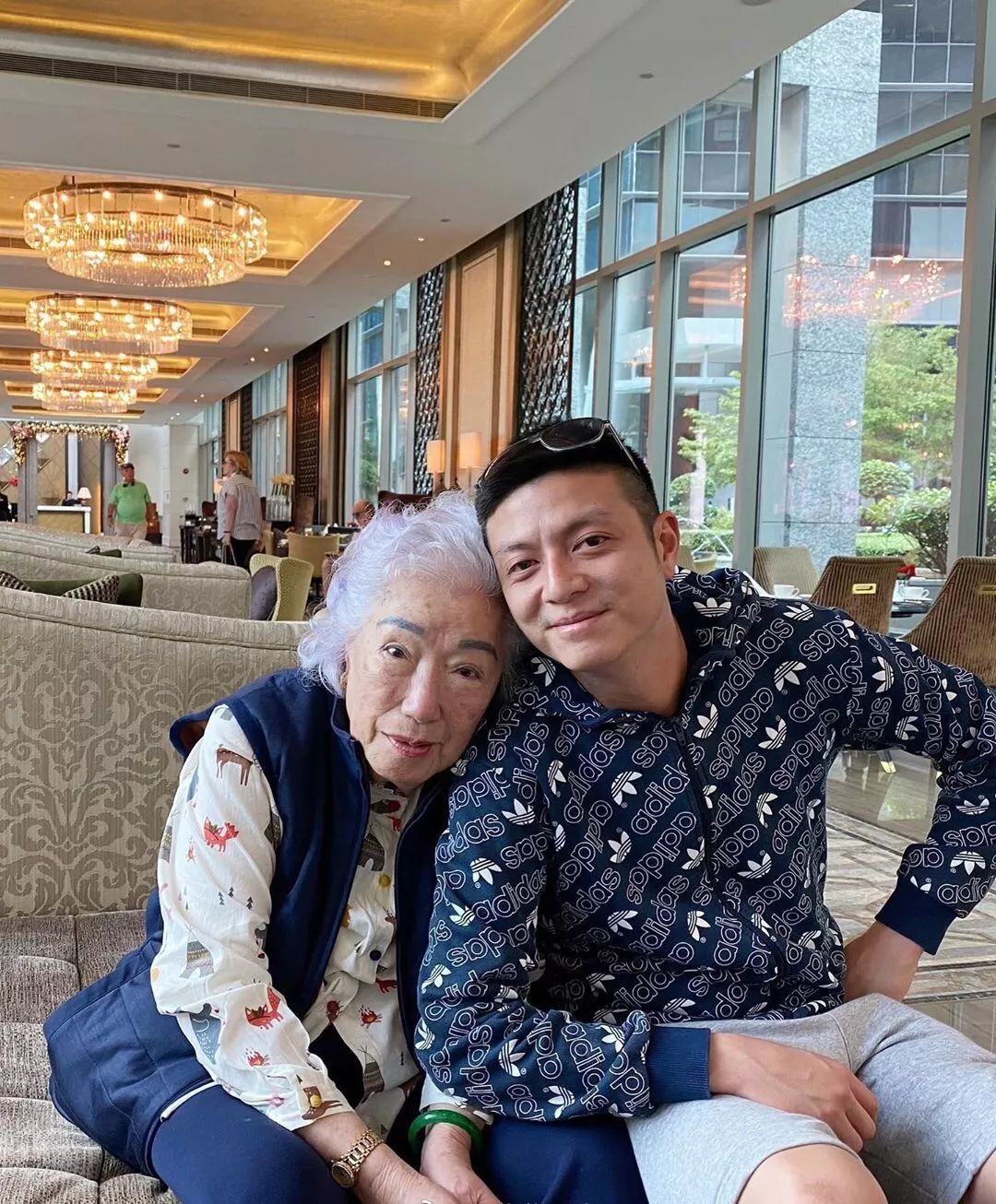 余宝珠像是小鸟依人般靠在孙子的肩膀上,林孝贤还故意伸出胳膊让奶奶