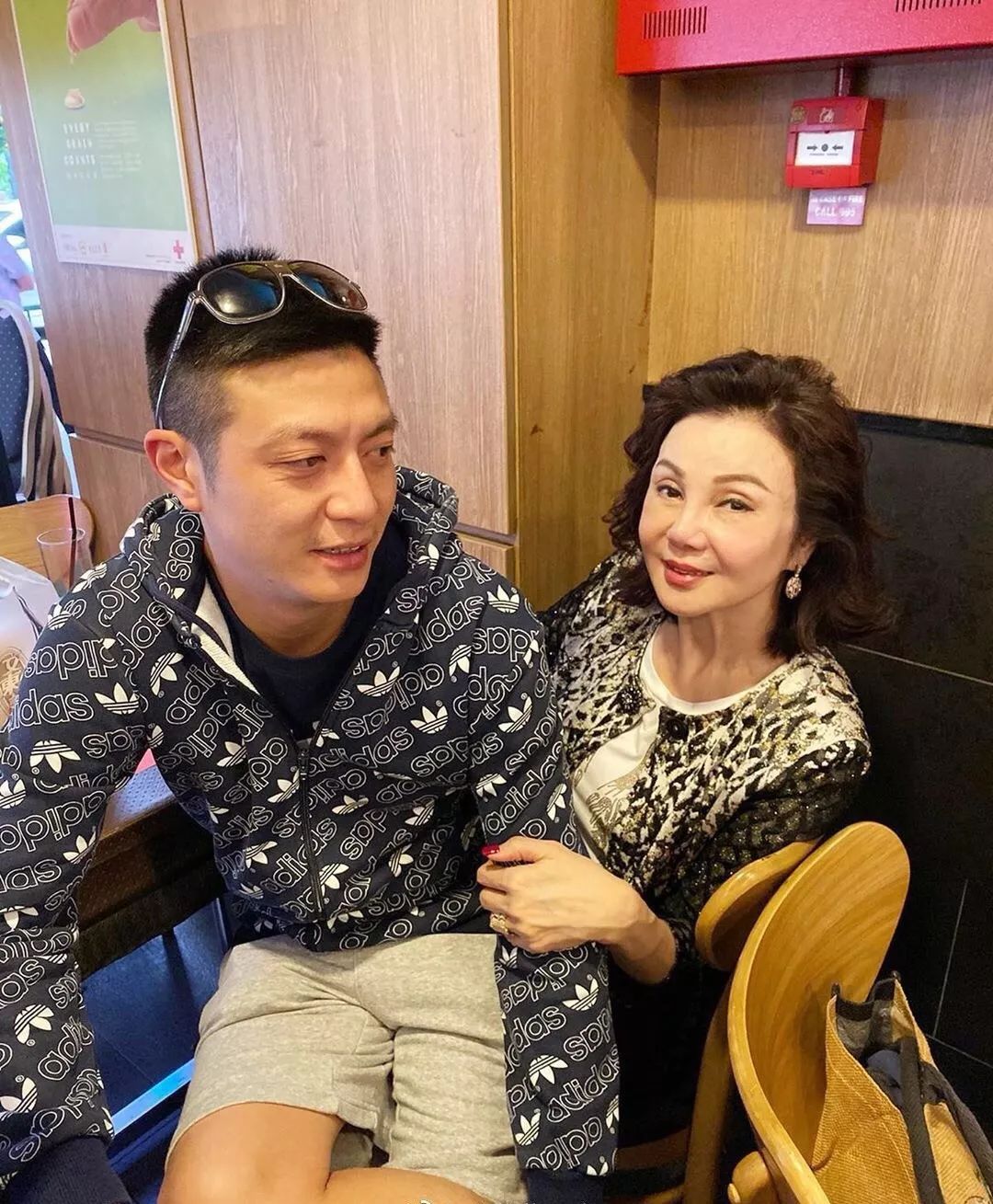 从谢玲玲晒出的照片可以看出她和儿子林孝贤的关系非常好,今年林孝贤