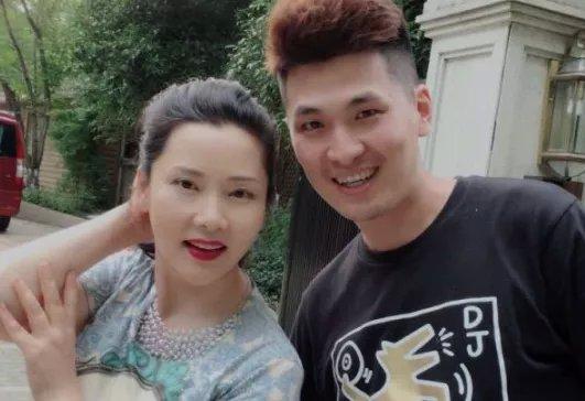 为了事业不愿生子,与妹妹十几年不见面|何赛飞|旗袍|女王_新浪新闻
