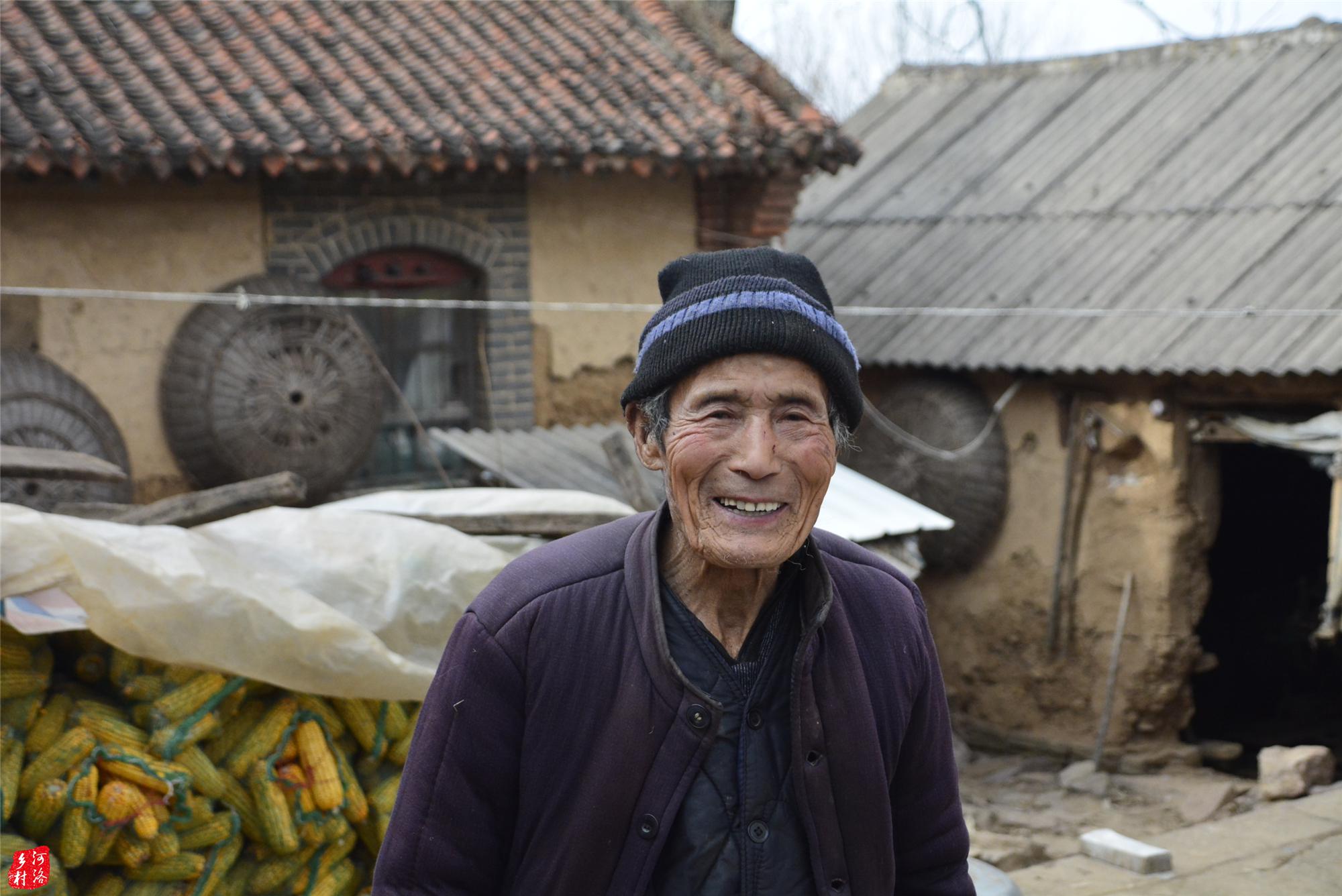 93岁的常山爷爷居住在河南省嵩县黄庄乡寨上村,这是一个三面断崖的
