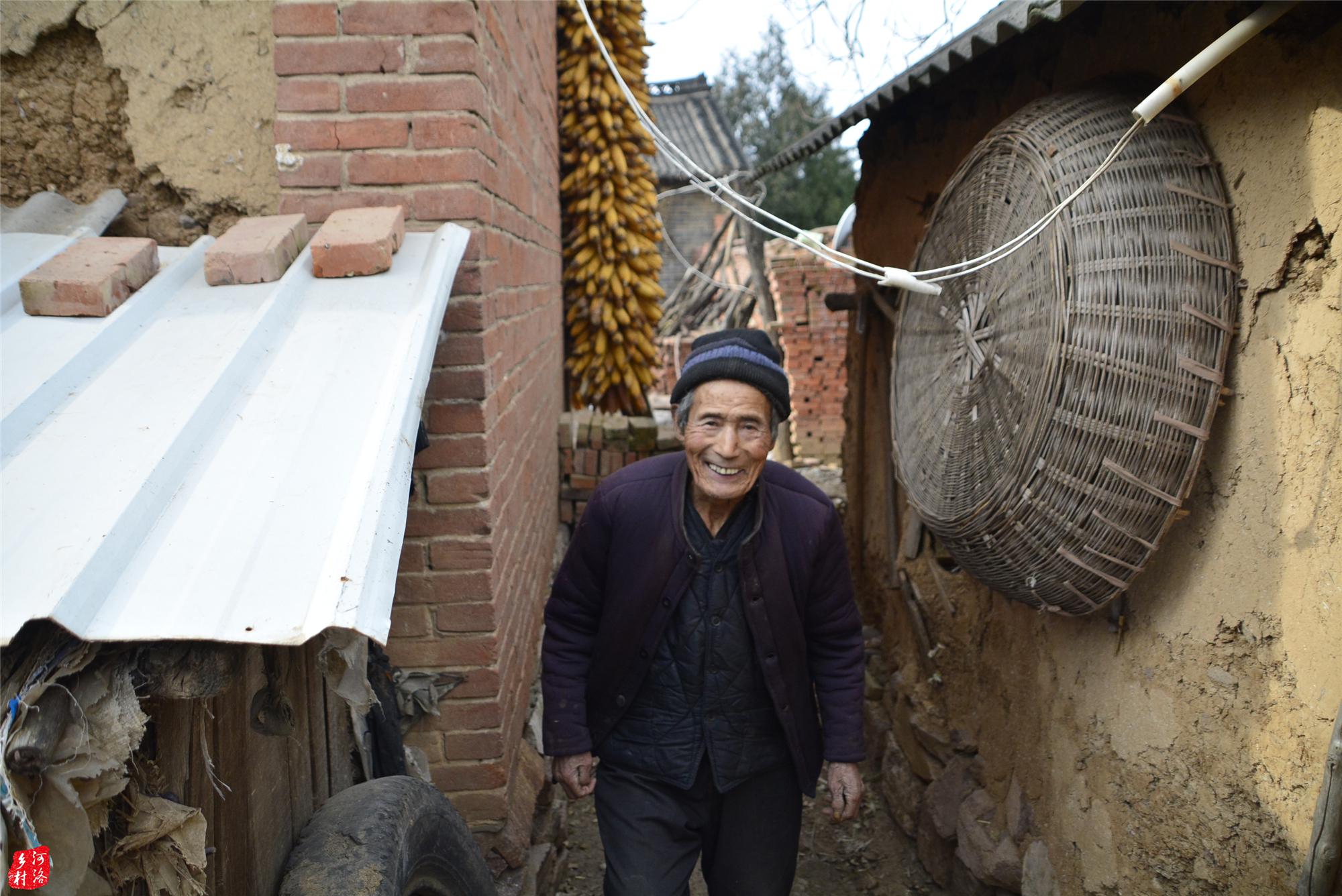 93岁老人一家住绝壁山顶,半世纪开垦30亩荒地,收集雨水吃一年