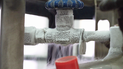 最后液氮瓶的管道,还有我的后背.都冻的结霜了!然而我人好好的.