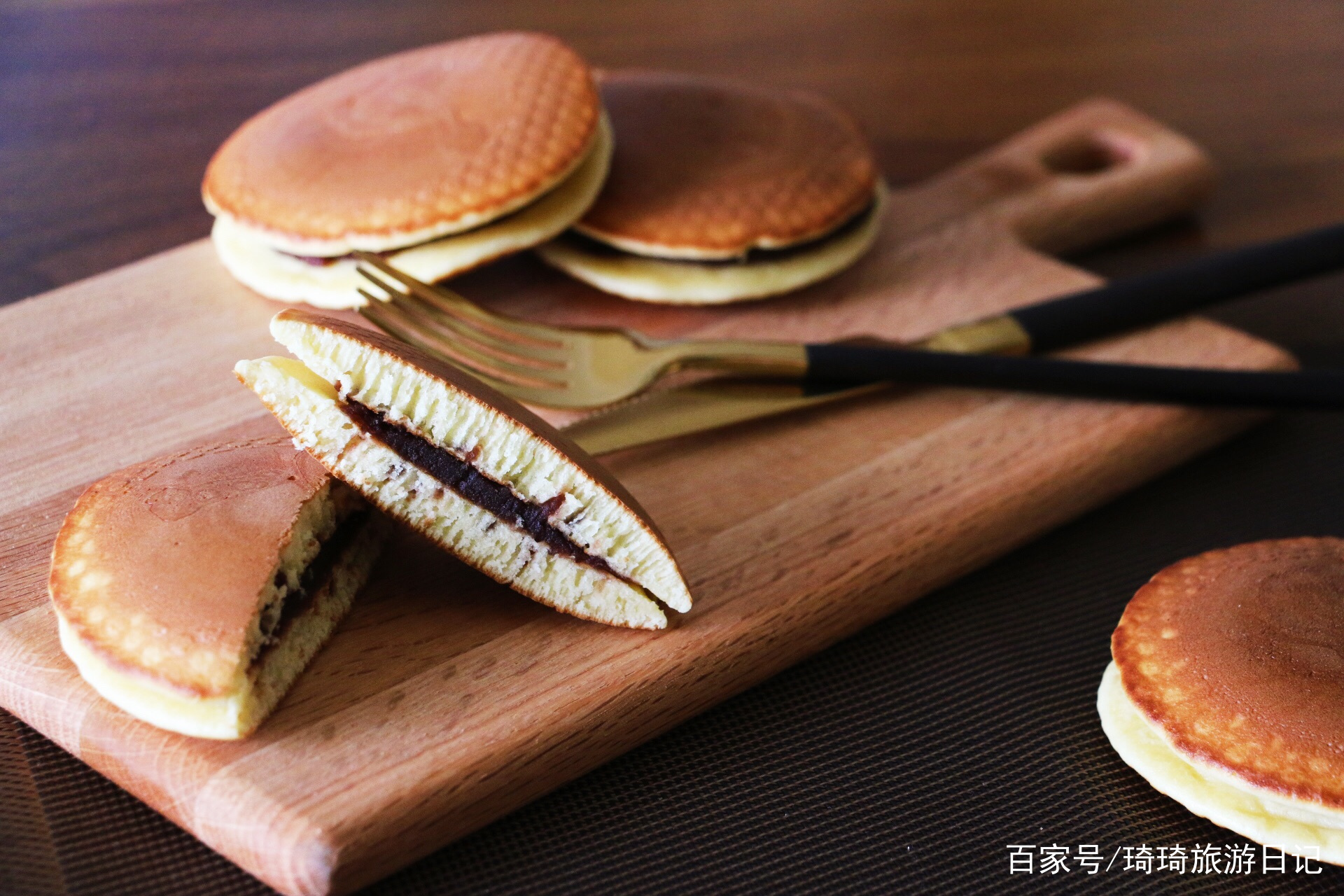 教你做香软可口的小松饼,加点豆沙馅就是铜锣烧啦!