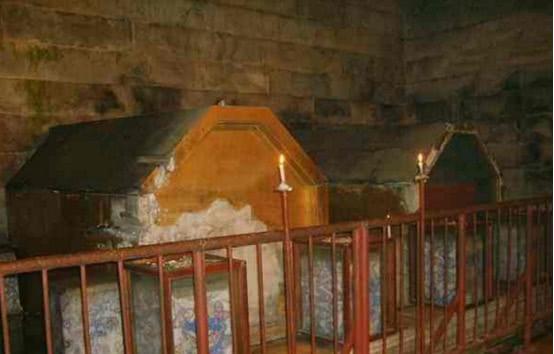 光绪皇帝陵墓被盗皇帝尸体双手紧攥抢救专家掰开后十分激动