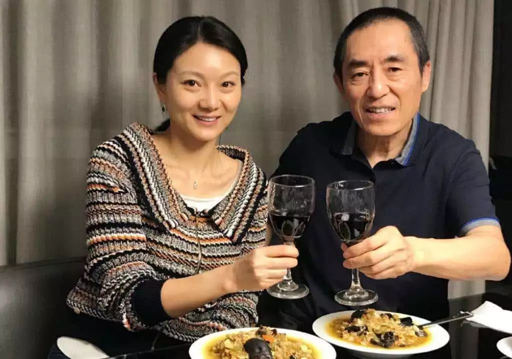 张艺谋全家福曝光,13岁女儿颜值像父亲,小31岁娇妻还童心未泯