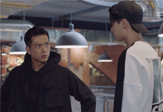 185的李现遇上188的胡一天,只相差3cm,同框却尴尬了