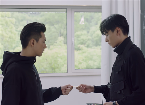 185的李现遇上188的胡一天,只相差3cm,同框却尴尬了