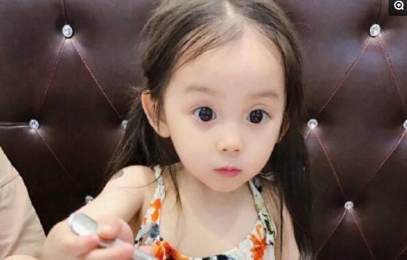 她曾被称为最美的网红宝宝 3年过去了 现在的她彻底长开了