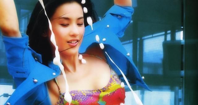 黄圣依为什么被周星驰"看上"?看到36岁的泳装照