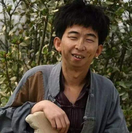 9岁出道,因长得丑演了29年配角,如今38岁身家上亿老婆貌美如花