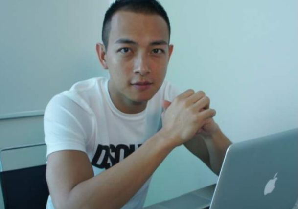 他迎娶丑妻让人意想不到,婚姻多年未有绯闻,今成为人生赢家