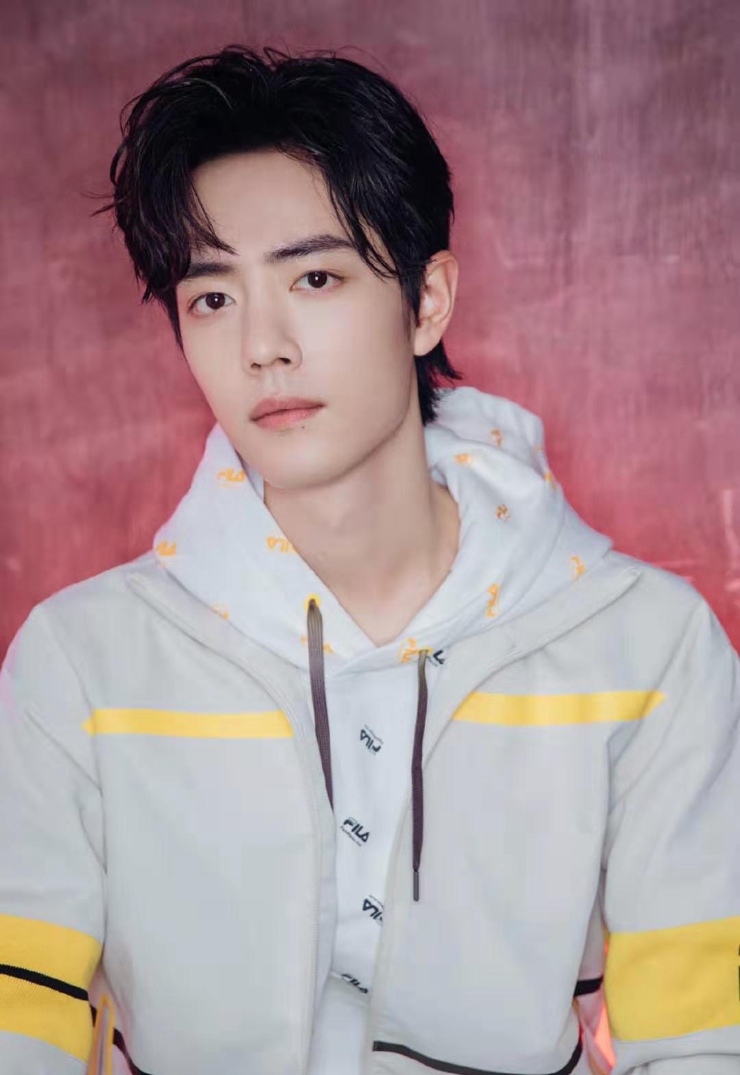 28岁肖战少年感太强了,穿白色休闲装干净清爽,帅成校园男神!