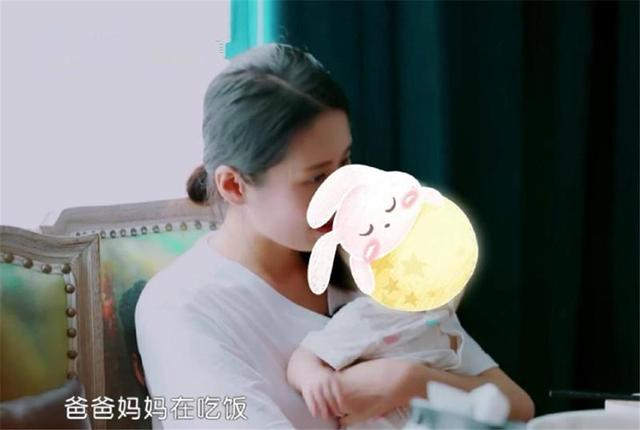 饭桌上,颖儿抱孩子看付辛博和婆婆吃饭,一个细节宝妈落泪