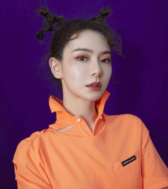 戚薇的"麋鹿"发型是lucky设计的吧?竟意外潮翻,不愧是戚哥的