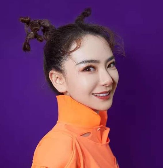 戚薇的"麋鹿"发型是lucky设计的吧?竟意外潮翻,不愧是戚哥的