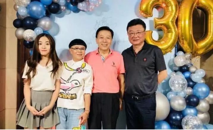 央视主持人王宁近照一改台上严肃形象与粉丝合影和蔼可亲