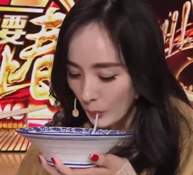 杨幂看到有镜头在拍,赶紧吃一口米线,谁注意她咽下后的表情?