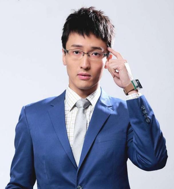 王传君越来越放飞自我,胡子头发连在一块,出门拖鞋太油腻