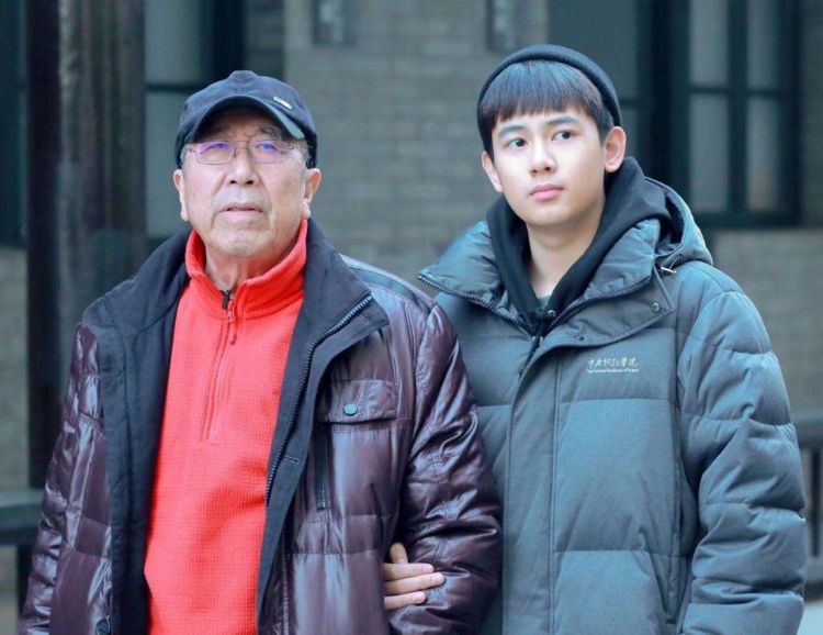 国家一级演员雷恪生早年丧偶儿女都是丁克今83岁都抱不上孙