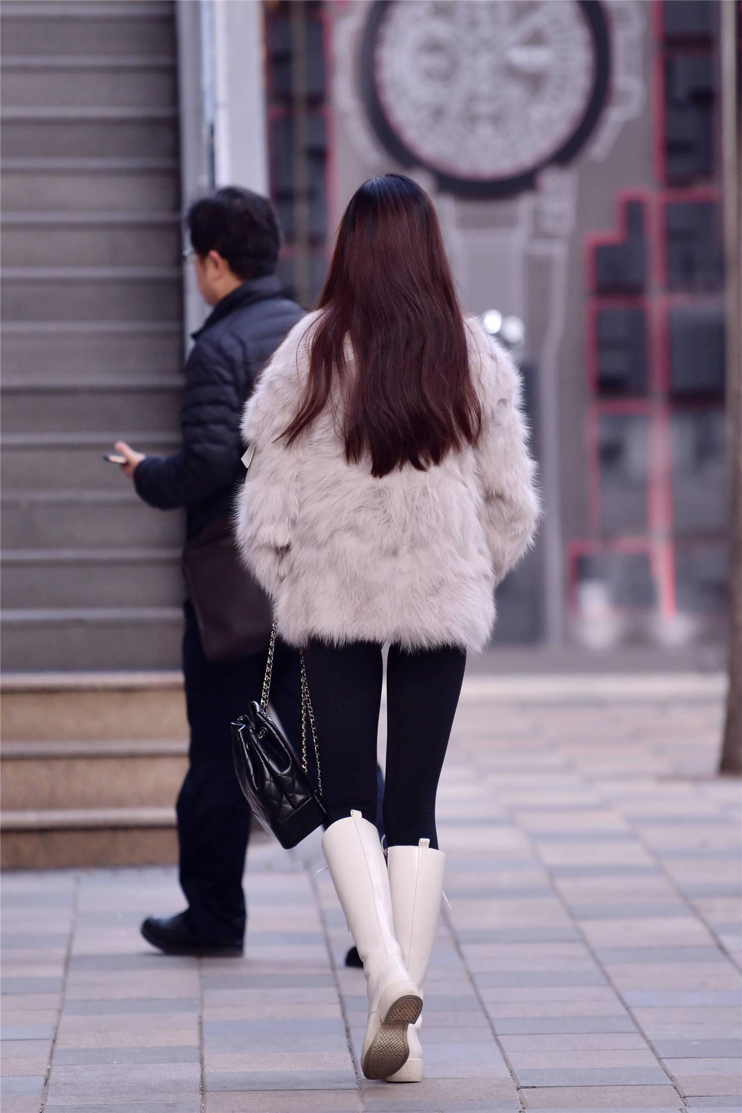 时尚的姑娘喜欢穿着皮靴高跟的款式增高显瘦还提升气质