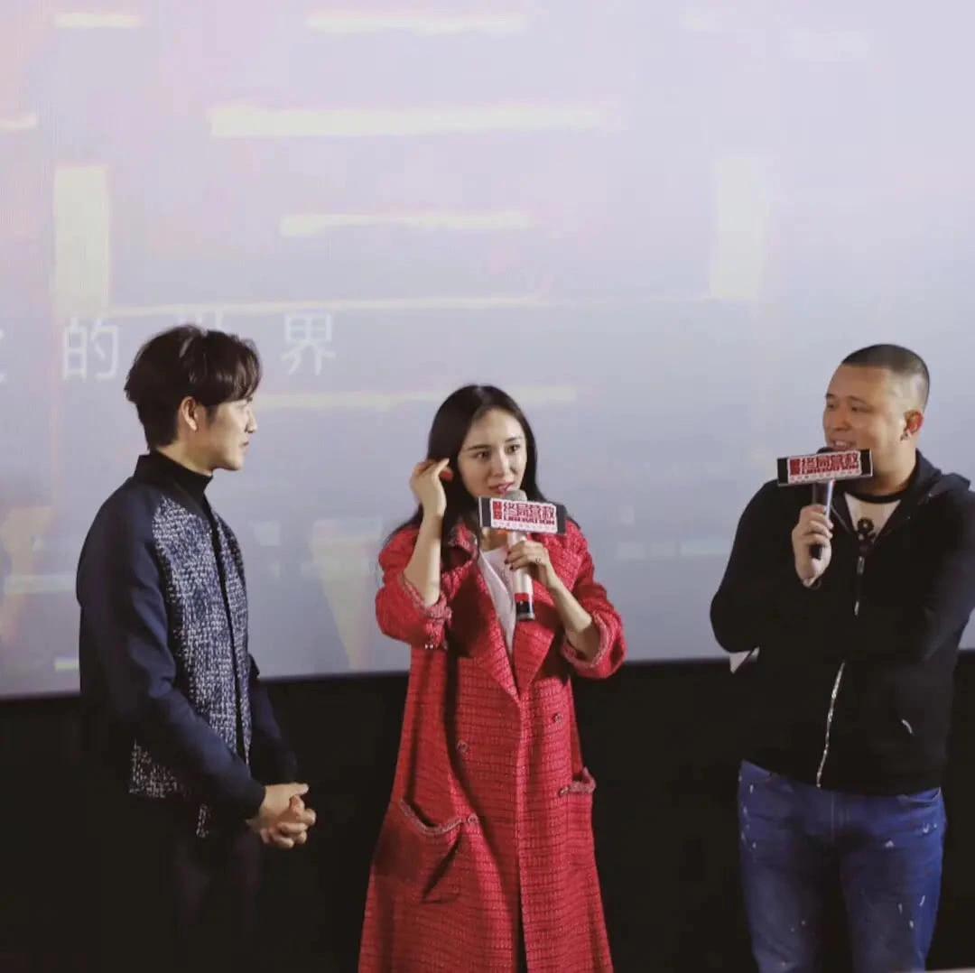 杨幂与大12岁钟汉良同框,未修图中脸浮肿法令纹明显比男神还老!