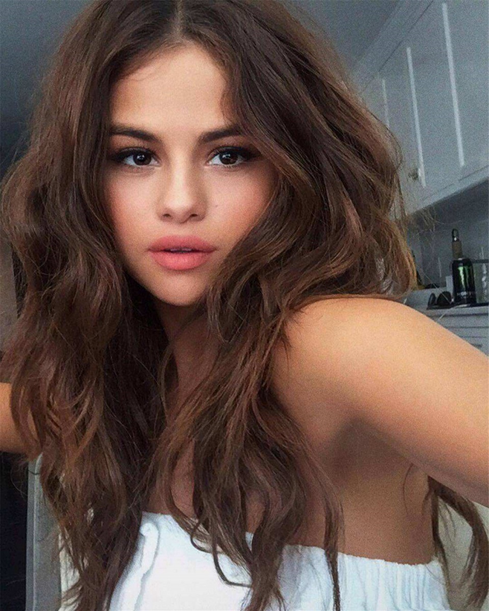 女神写真之傻脸娜selenagomez期待最诚实的音乐