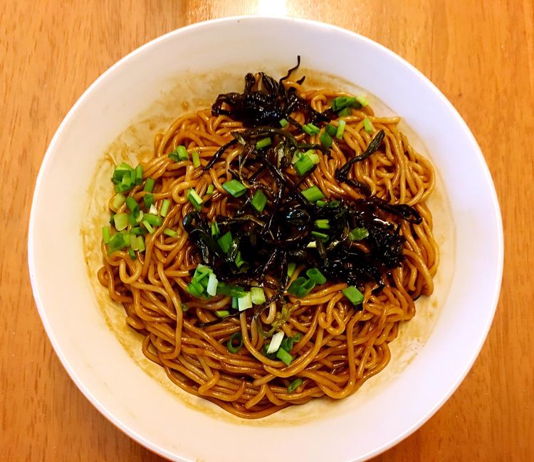 做葱油面时,用干面条还是鲜面条?学会此1招,面条筋道又入味