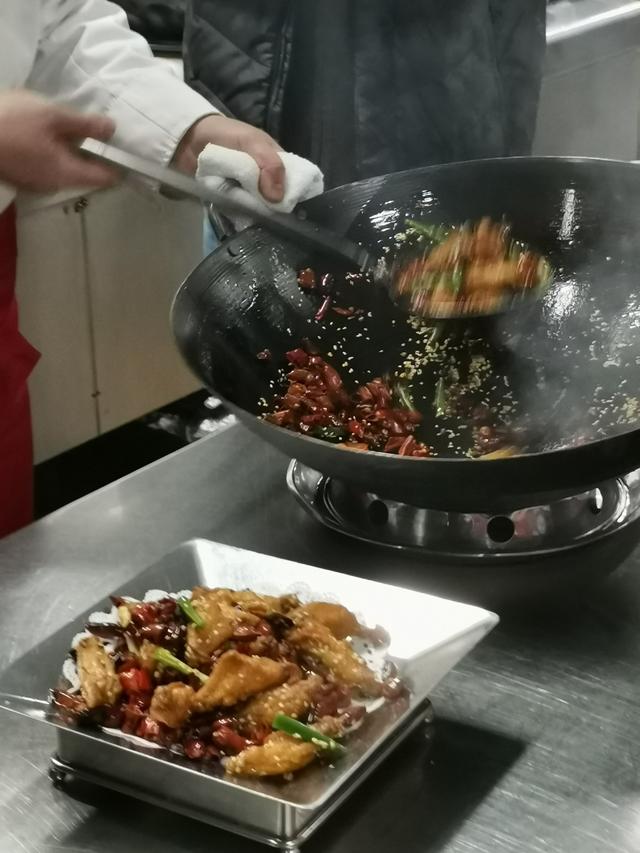 郑州电视台天天美食栏目来天堂鸟水煮鱼啦