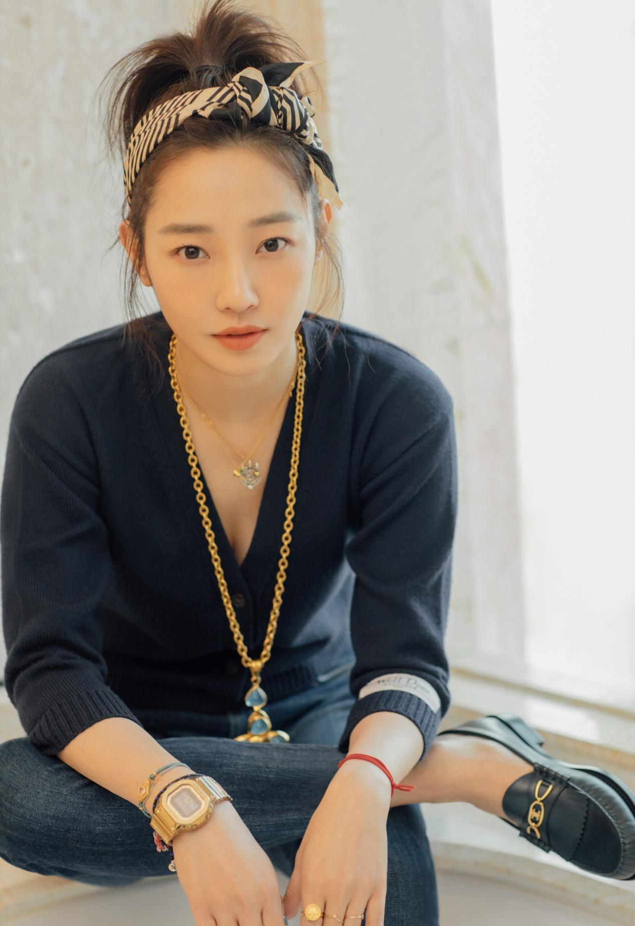 35岁白百何颜值能打,深v针织衫搭配牛仔裤,穿出邻家女孩清纯感