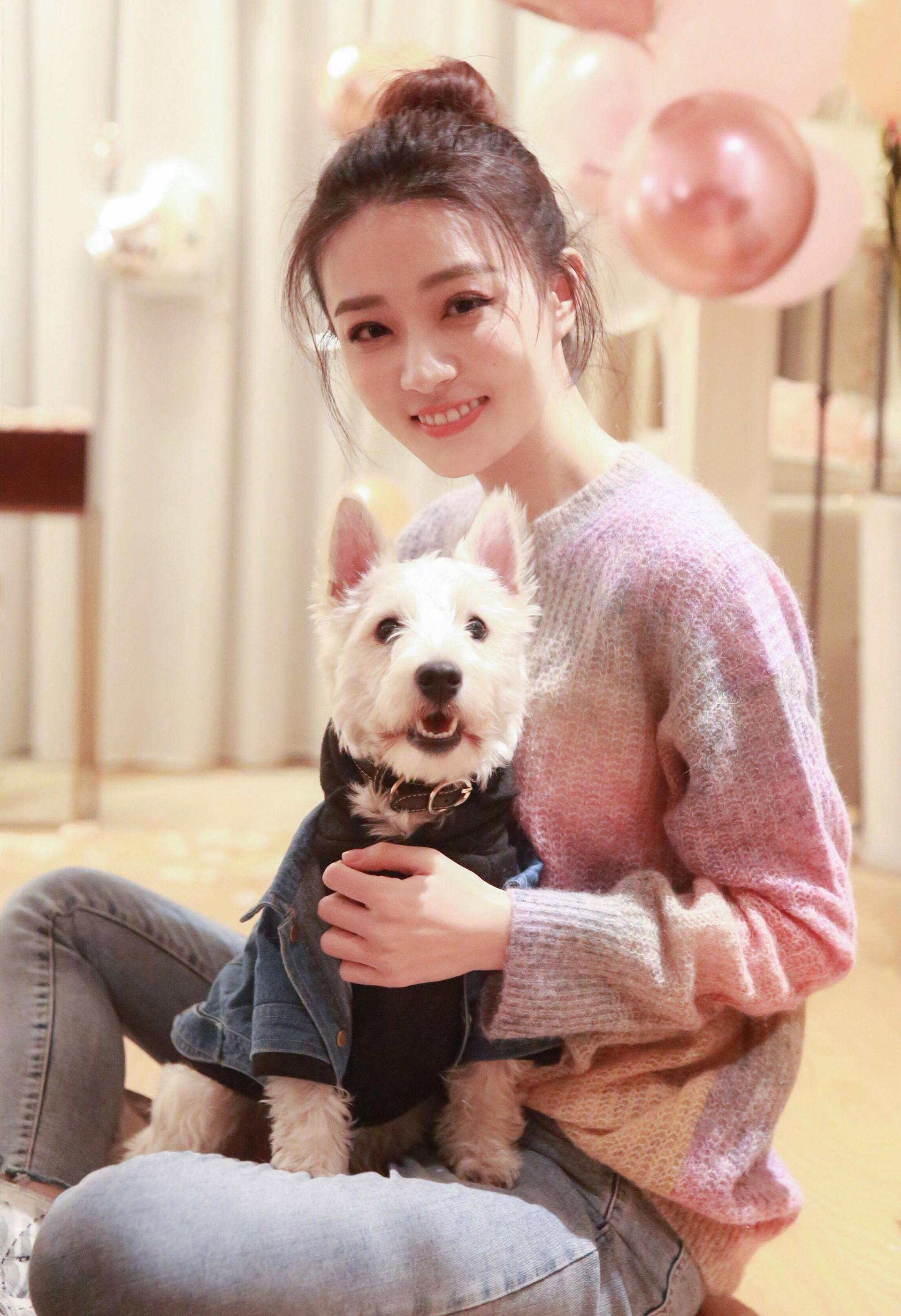 徐璐开庆生派对,高扎丸子头真俏皮!宠物狗穿潮牌比她少女感抢镜