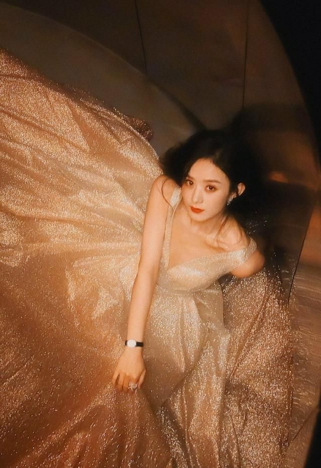 赵丽颖一袭金色星光渐变长裙温婉尔雅