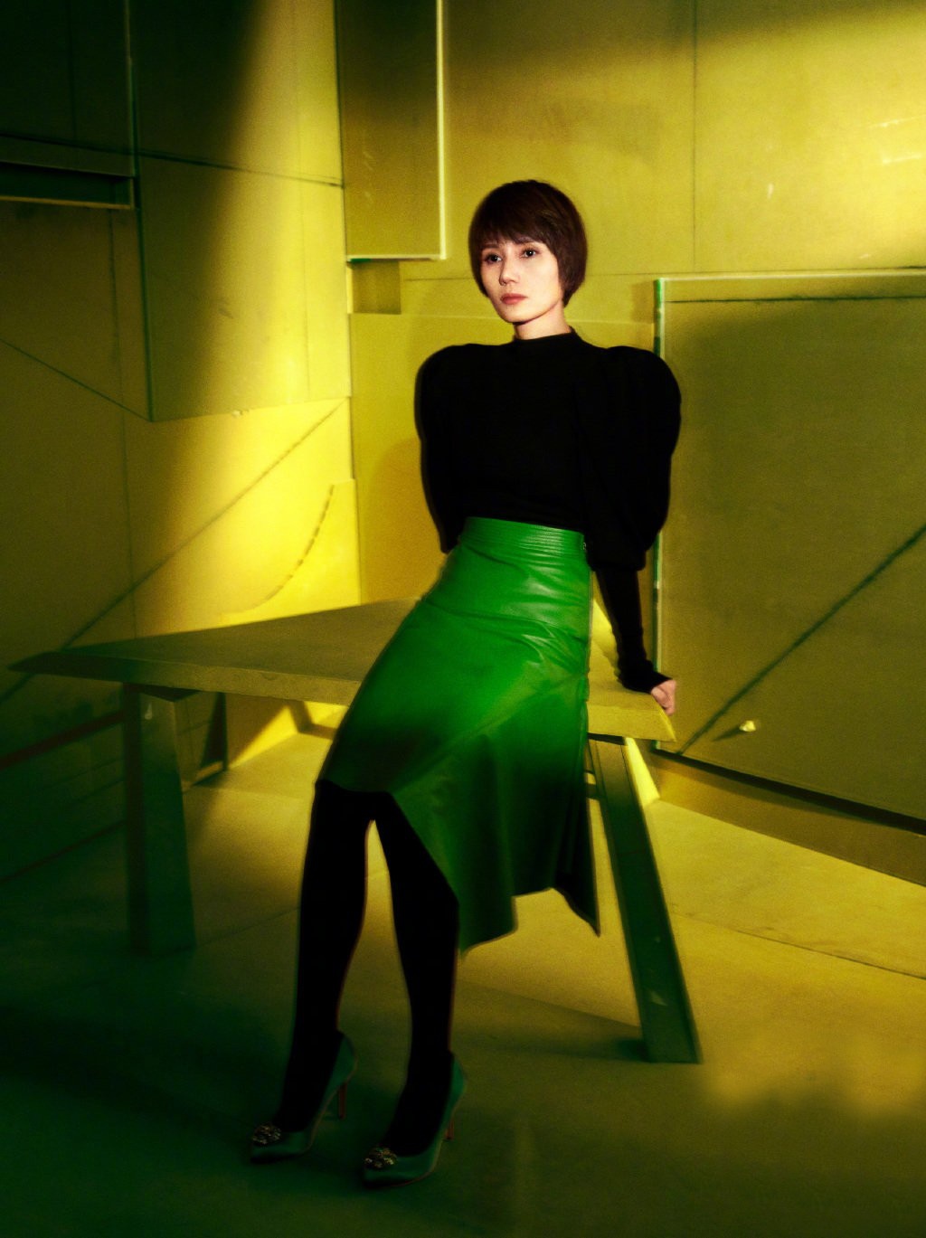 她出道第一部戏就拿下金鸡奖,42岁穿黑毛衣绿裙子,复古又高级|袁泉|黑