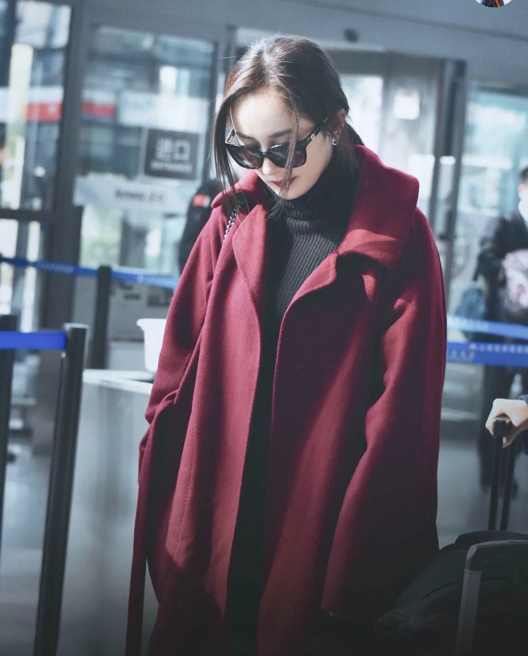 杨幂又把粉色大衣"穿火"了,搭配铅笔裤和长靴亮相,造型太惊艳