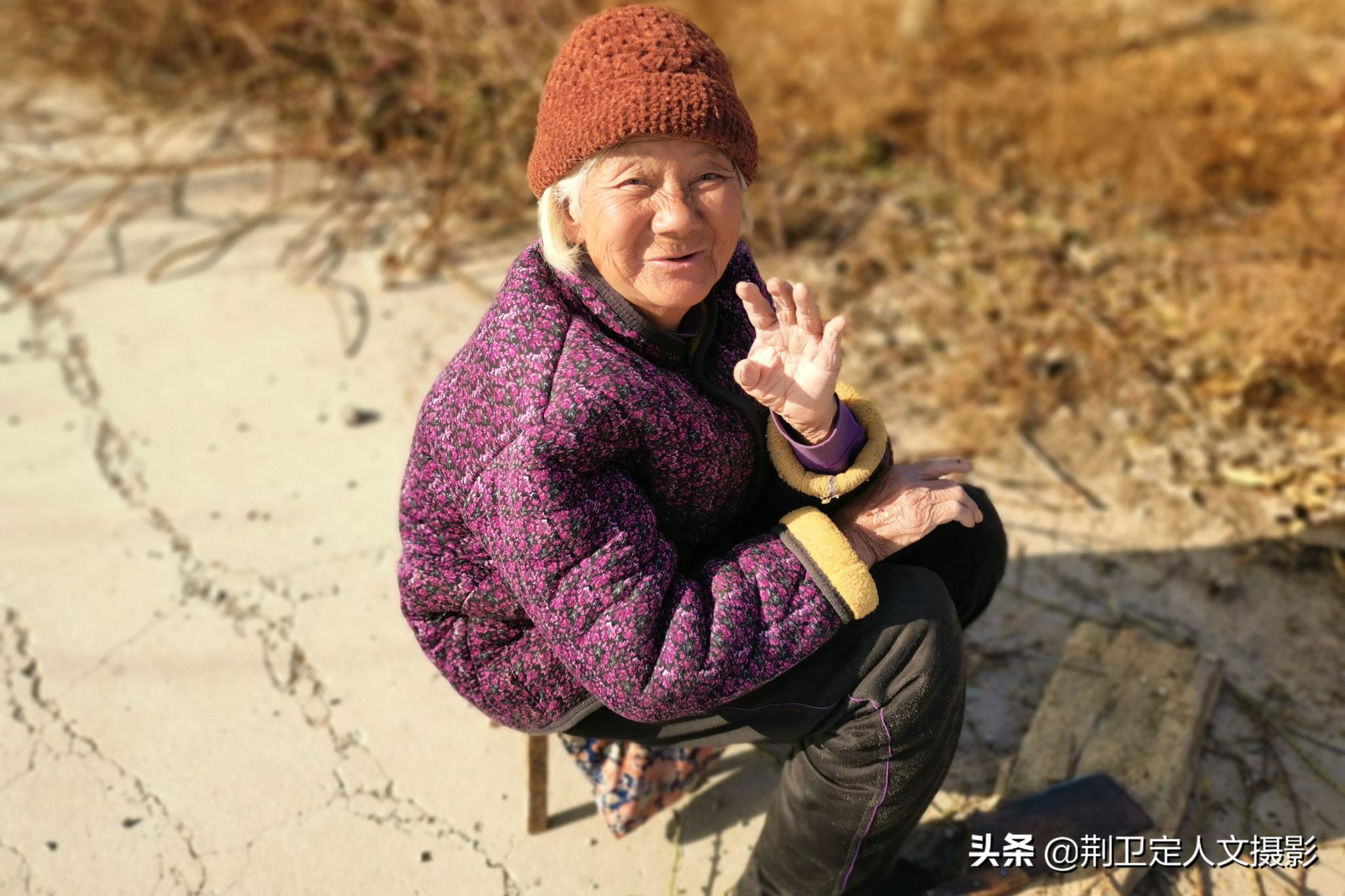 农村78岁老人家有存款,外出砍柴不"露富"图快乐,啥情况