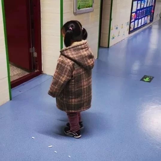 4岁女孩教室门口“罚站”?背后故事让人心疼|罚站_新浪新闻