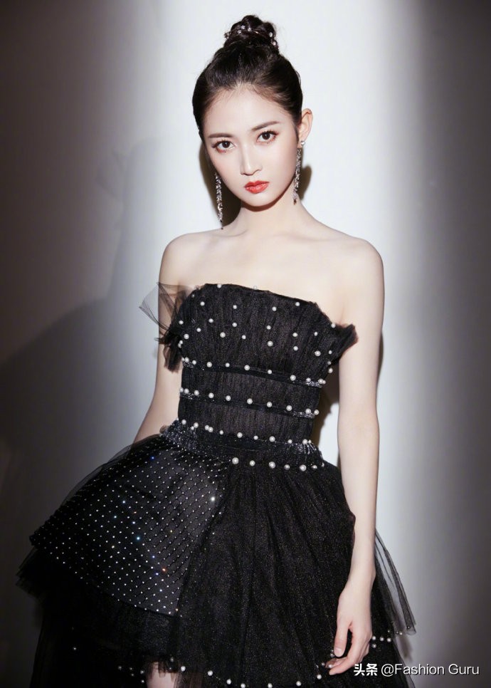 陈钰琪黑色珍珠纱裙亮相星光大赏