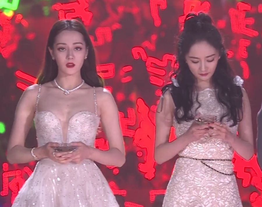 星光大赏台神仙合影赵丽颖热巴杨幂同框肖战王一博反应成亮点