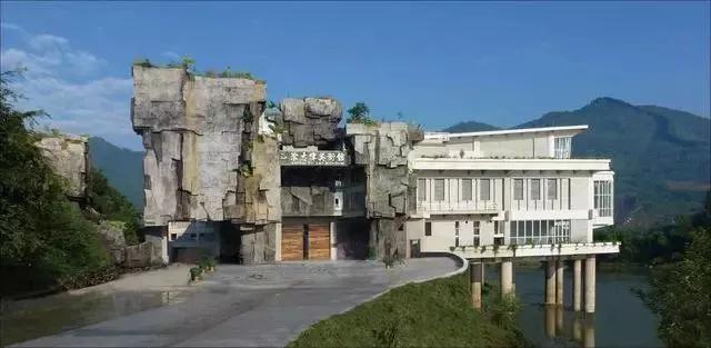 地址:广东省翁源县龙仙镇三华翁源湖心坝客家群楼是一处古老而又神奇