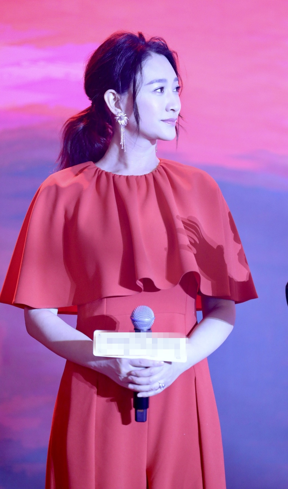 "长公主"李小冉出席活动,一袭大红色连体装,美得十分耀眼!
