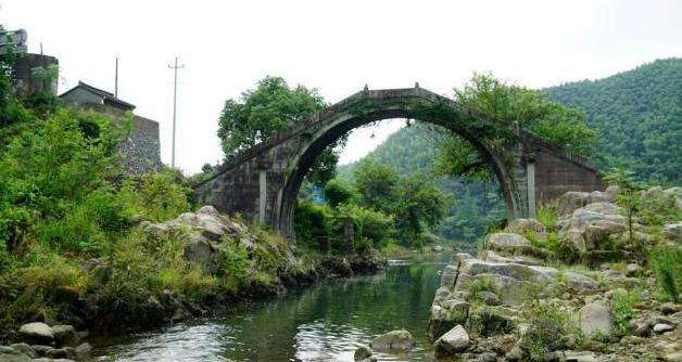 "古桥悬剑"数百年,竟是不朽不腐的文物,专家却不敢摘下来研究